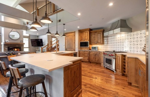 Avon Apartment | Impeccable Lakeside Penthouse!