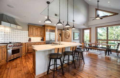 Avon Apartment | Impeccable Lakeside Penthouse!