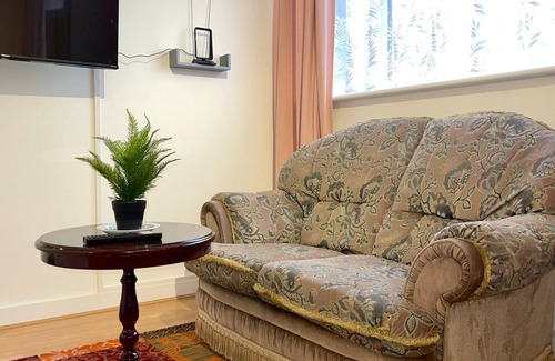 Havering Park House | Impeccable Spacious 6-Bed House in Romford
