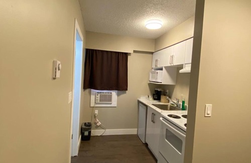 100 Mile House Hotel | Imperial Motel