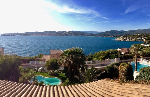 Sanary-sur-Mer Villa | IMPRENSABLE VIEW OF THE SEA Direct access to the sea 50 metres away