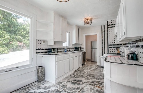 Uptown Apartment | Impressionist art themed 2B apartment in modernly renovated Spanish Colonial