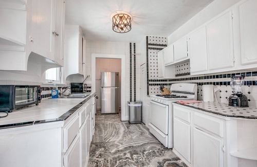 Uptown Apartment | Impressionist art themed 2B apartment in modernly renovated Spanish Colonial