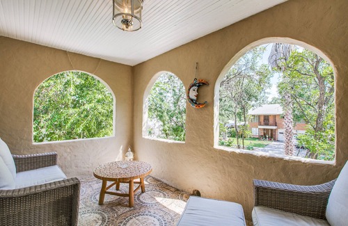 Uptown Apartment | Impressionist art themed 2B apartment in modernly renovated Spanish Colonial