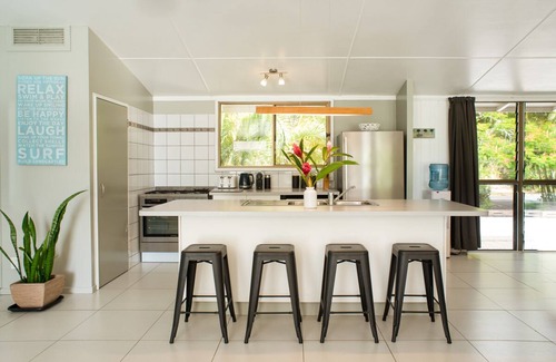 Muri House | Impressive, 10 bedroom Beach House located directly on Muri Lagoon