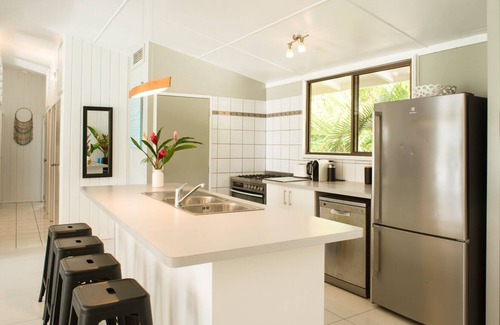 Muri House | Impressive, 10 bedroom Beach House located directly on Muri Lagoon
