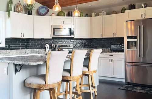 New Carlisle House | Impressive 3 bdr/3bth 25 mins from ND & beaches. Workout, game room, spa, & deck