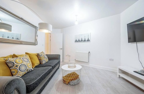 Livesey Apartment | Impressive Central London Balcony Apartment