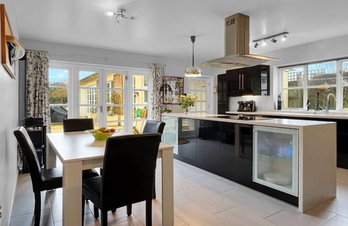 Harston House | Impressive detached house with hot tub 4.5 miles from Cambridge city centre