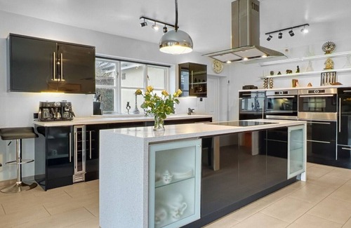 Harston House | Impressive detached house with hot tub 4.5 miles from Cambridge city centre
