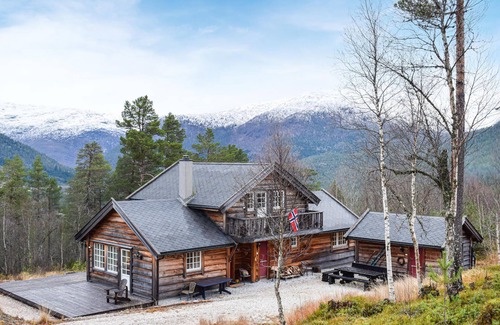 Stalheim House | Impressive, rustic log house in the tranquility of nature.