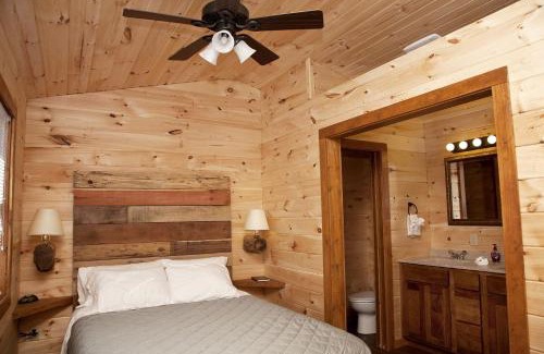 Equality House | Impressive Secluded Cabin with Hot-tub in Herod, Illinois