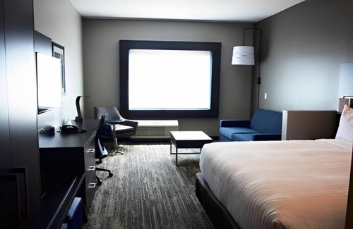 Jacksonville House | Impressive Space for Business & Vacation Trips!