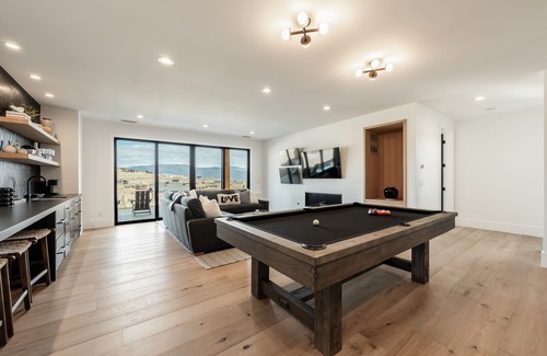 Tuhaye House | Impressive Tuhaye Home with Hot Tub, Pool Table, and Sweeping Mountain Views
