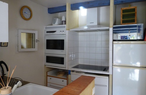 Roquemaure House | In a beautiful Provencal setting, airconditioned house for 2 with swimming pool