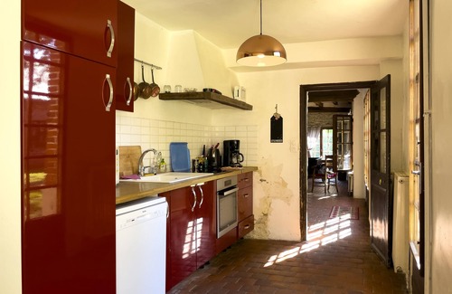 Cernoy House | In a nearby hamlet of the Oise, at the foot of a 15th century chapel,