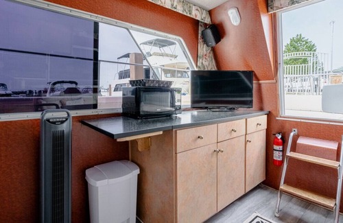Colchester Boat Rental | In Beautiful Wine Country