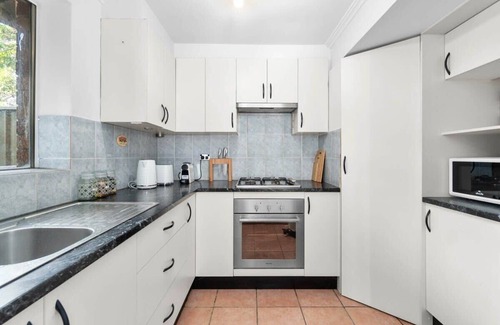 Plympton House | In Between City, Sea & Airport - 2BR Vacation Home