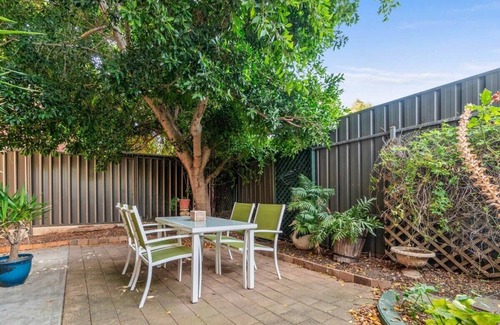 Plympton House | In Between City, Sea & Airport - 2BR Vacation Home