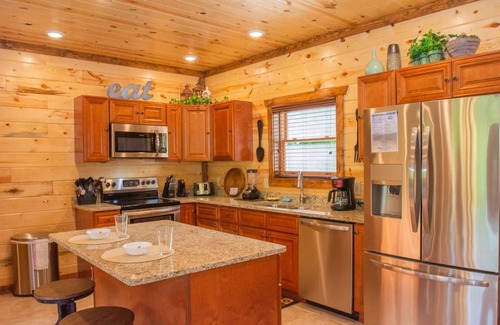 Chalet Village North Cabin | In Cabin Pool |*Dinner Show Tickets! |Breathtaking views of the Mountains | Game Room |Theater Room