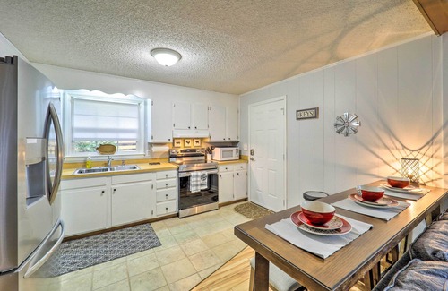 Pineola Cabin | In Golf Community w/Pool Access: Newland Cabin
