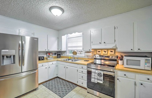 Pineola Cabin | In Golf Community w/Pool Access: Newland Cabin