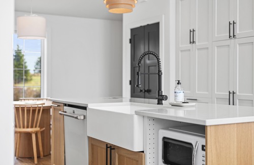 Blandford Cottage | In ground HOT TUB + 2 primary bedrooms w/ensuites