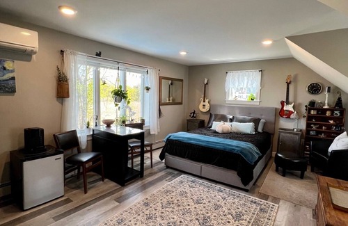 Salem Bed & Breakfast | In home mini wing private space. 💜Stay at Hal's Salem, MA