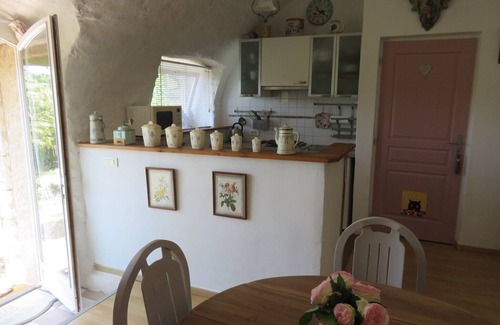 Lurs Apartment | In Jean Giono country, at the foot of the village of Lurs, in the countryside.