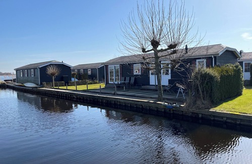 Zuideinde House | In one of the most beautiful spots in the village of Giethoorn, on the "Bovenwijde" and situated on spacious waterfront plots, the chalets offer comfort for all seasons.