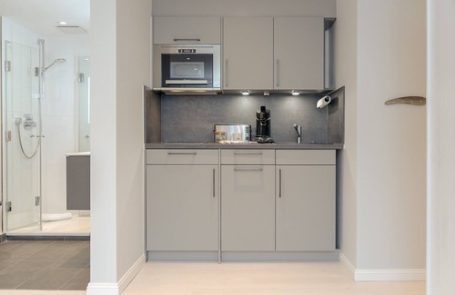 Tinnum Apartment | In order to make the apartment airy and yet cozy, a lot of white was used here.