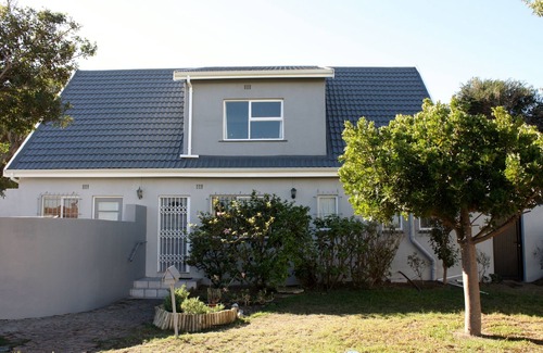 Bloubergstrand Apartment | In Table View , 5 Min From Bloubergstrand Beach Lies Our "Studio Near The Beach"