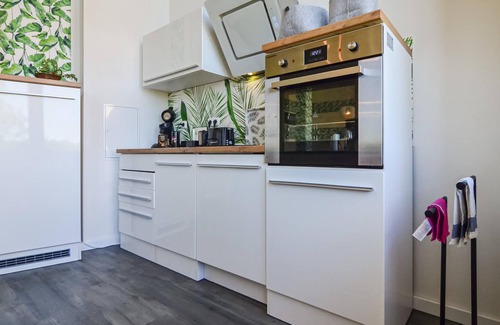 Pirna Apartment | In the beautiful Saxon Switzerland, located between Dresden and Bad Schandau, a generously designed,