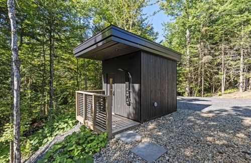 Saint-Etienne-De-Bolto Ski Chalet | In the middle of the Eastern Townships. At the really top of a small mountain with no neighbors. 10 minutes from Magog and Orford. 20 mins from Bromont and Owl's Head. 5 minutes from Eastman village.