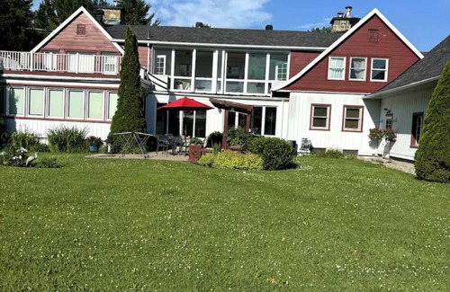 Saint-Etienne-de-Lauzon House | In the countryside, 10 minutes from town. All amenities, spa, heated pool
