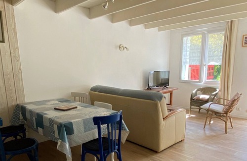 Plouvien House | In the countryside, 8 km from the beaches