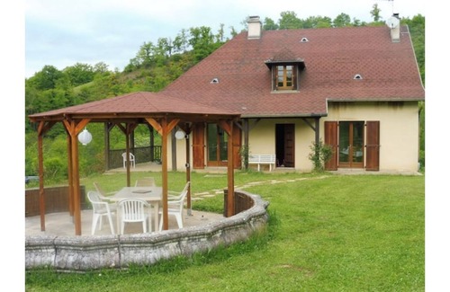 Saint-Etienne-de-Maurs House | In the heart of the Cantalien Chataigneraie, large house ideal for families.