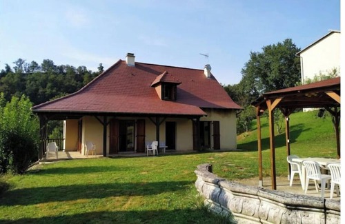 Saint-Etienne-de-Maurs House | In the heart of the Cantalien Chataigneraie, large house ideal for families.