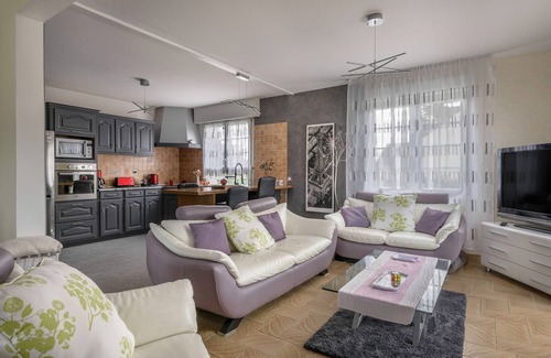 Saint-Gildas-de-Rhuys Ski Chalet | In the heart of Saint-Gildas-de-Rhuys - Stay for 8