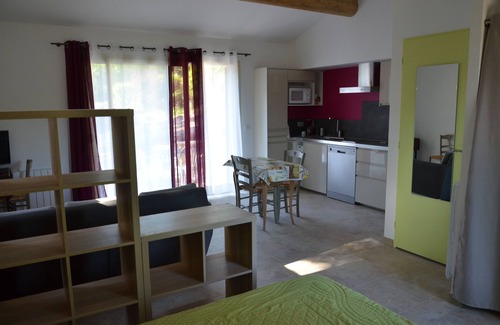 Castellet Villa | In the heart of the Grand Luberon, independent gite, beautiful swimming pool, calm