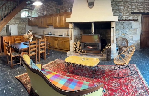 La Roche-Rigault Bed & Breakfast | In the heart of the forest, janitor's cottage Manoir with sauna and Nordic bath access