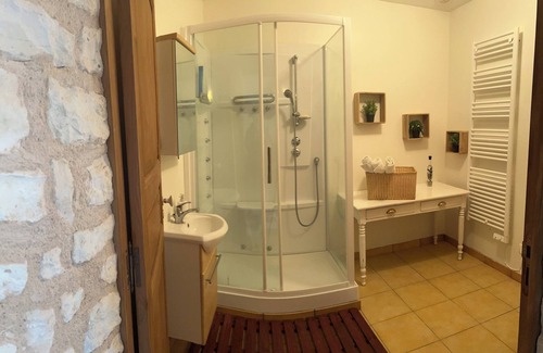 La Roche-Rigault Bed & Breakfast | In the heart of the forest, janitor's cottage Manoir with sauna and Nordic bath access