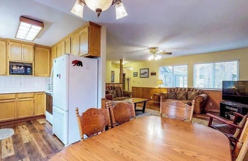 Al Tahoe House | In the Heart of South Lake Tahoe, Featuring Pool Table and Hot Tub!