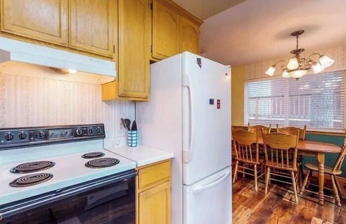 Al Tahoe House | In the Heart of South Lake Tahoe, Featuring Pool Table and Hot Tub!