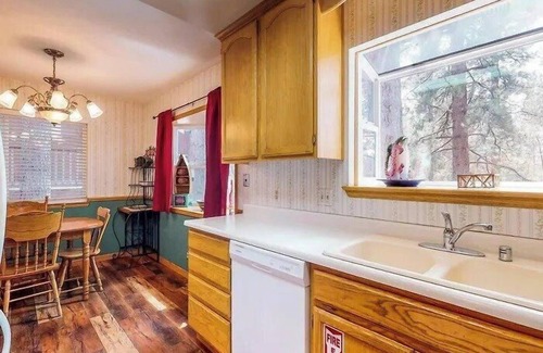 Al Tahoe House | In the Heart of South Lake Tahoe, Featuring Pool Table and Hot Tub!