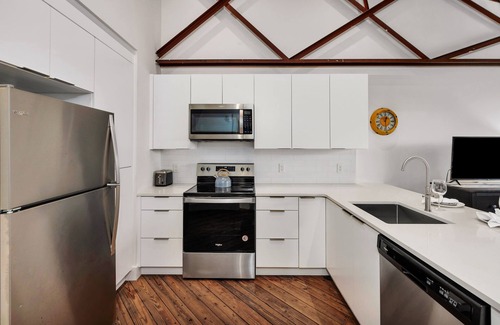 Brunswick Condo | In the heart of downtown Brunswick shops and restaurants