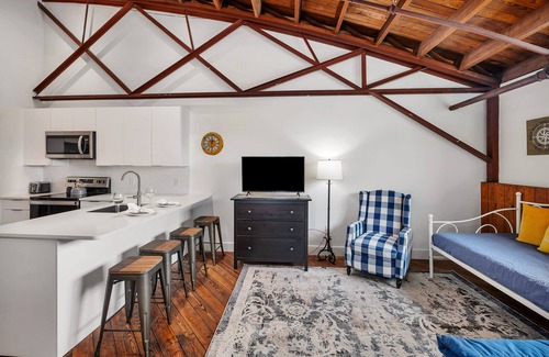 Brunswick Condo | In the heart of downtown Brunswick shops and restaurants