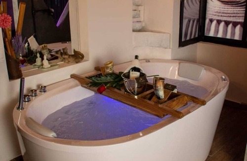 Armenia Apartment | In the heart of downtown Armenia, you will find El Corazon Rojo with Jacuzzi.