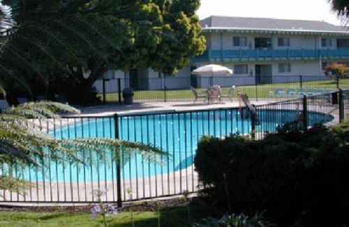 East End Apartment | In the Heart of it All! 2 Classy Units, Free Breakfast, Minutes to Oracle Arena