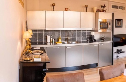Grachtengordel-Zuid Apartment | In the Heart of Old Amsterdam with Canal view